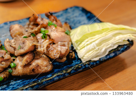 A dish of yakitori and cabbage to accompany your evening drinks, a home-style izakaya-style snack 133963480