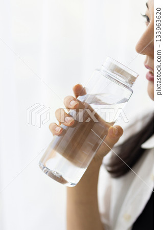 特寫鏡頭：一位女士的手拿著一個水瓶 133963620