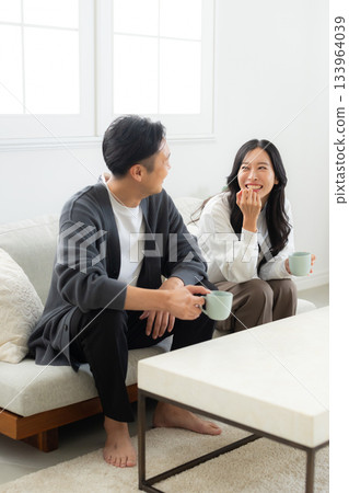 一對夫婦在客廳裡 133964039