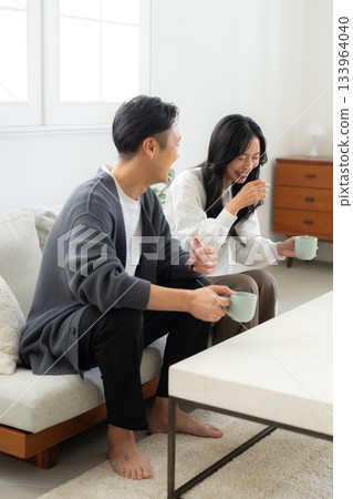 一對夫婦在客廳裡 133964040