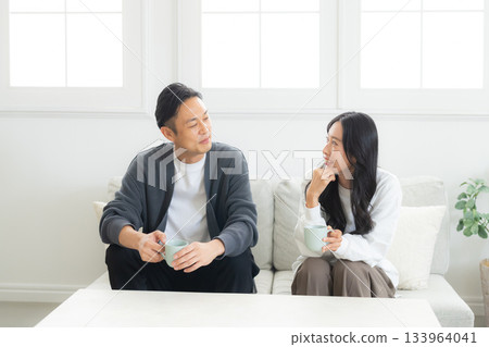 一對夫婦在客廳裡 一對夫婦在客廳裡 133964041