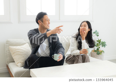 一對夫婦在客廳裡 133964045