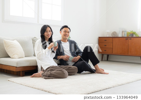 一對夫婦在客廳裡 133964049