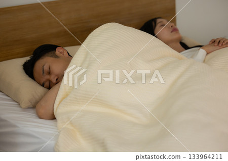 睡在床上的一對夫婦 133964211