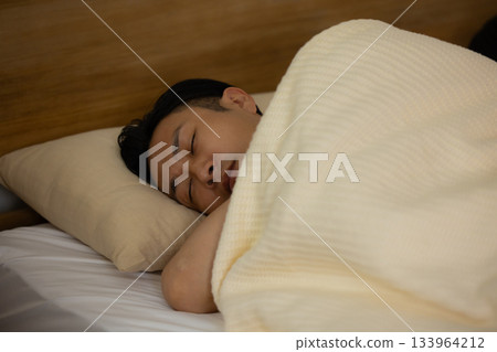 睡在床上的一對夫婦 睡在床上的一對夫婦 133964212