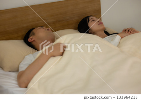 睡在床上的一對夫婦 133964213