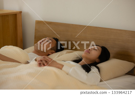 睡在床上的一對夫婦 133964217