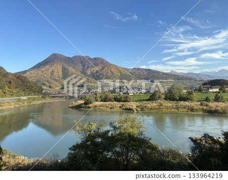 從飯山線列車窗看到的千曲川（11月，長野縣飯山市） 133964219