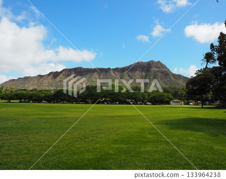 夏威夷的象徵:從卡皮奧拉尼公園看到的雄偉的鑽石頭山和蔚藍的天空 夏威夷的象徵:從卡皮奧拉尼公園看到的雄偉的鑽石頭山和蔚藍的天空 133964238