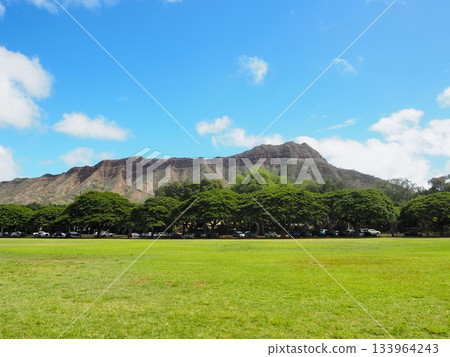 夏威夷的象徵:從卡皮奧拉尼公園看到的雄偉的鑽石頭山和蔚藍的天空 夏威夷的象徵:從卡皮奧拉尼公園看到的雄偉的鑽石頭山和蔚藍的天空 133964243
