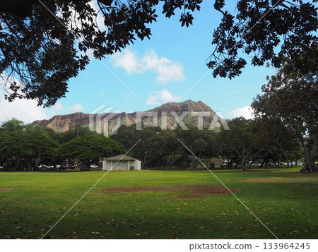 夏威夷的象徵:從卡皮奧拉尼公園看到的雄偉的鑽石頭山和蔚藍的天空 夏威夷的象徵:從卡皮奧拉尼公園看到的雄偉的鑽石頭山和蔚藍的天空 133964245