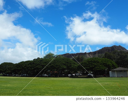 夏威夷的象徵：從卡皮奧拉尼公園看到的雄偉的鑽石頭山和蔚藍的天空 133964246
