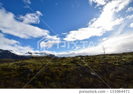 冰島斯卡夫塔山國家公園:廣闊無垠的雪山和苔蘚覆蓋的熔岩地帶。 冰島斯卡夫塔山國家公園:廣闊無垠的雪山和苔蘚覆蓋的熔岩地帶。 133964471