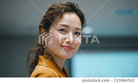 一幅精緻的成年女性肖像 | 睿智而沉穩的神態與氛圍 133964502