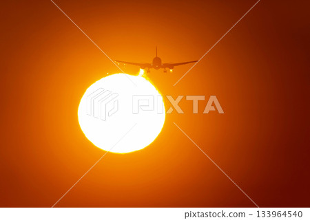 飛機和日落 飛機和日落 133964540