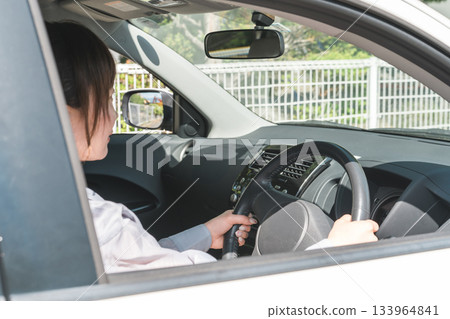 駕駛汽車的亞裔婦女 133964841