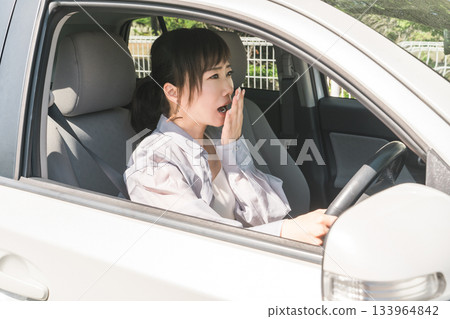 一名女司機遭遇交通事故（疏忽、交通事故、意外） 133964842