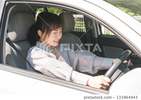 A female driver suddenly brakes while driving (traffic accident) A female driver suddenly brakes while driving (traffic accident) 133964843