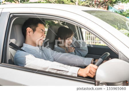 一名男司機猛踩煞車,眼看就要發生交通事故,副駕駛座上的一名女子驚恐地尖叫。 一名男司機猛踩煞車,眼看就要發生交通事故,副駕駛座上的一名女子驚恐地尖叫。 133965060
