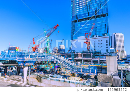 十二月的日本東京城市景觀。鋼架覆蓋著福倉碼頭…履帶式起重機整齊排列… 133965252