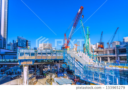 Tokyo cityscape in Japan in December. Steel frames cover the Fukuras deck... Crawler cranes and other equipment are lined up... Tokyo cityscape in Japan in December. Steel frames cover the Fukuras deck... Crawler cranes and other equipment are lined up... 133965279