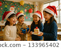 聖誕派對上戴著聖誕帽的孩子們 133965402