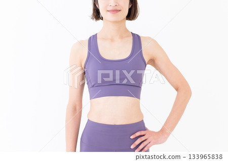 身穿瑜珈服的中年婦女 133965838