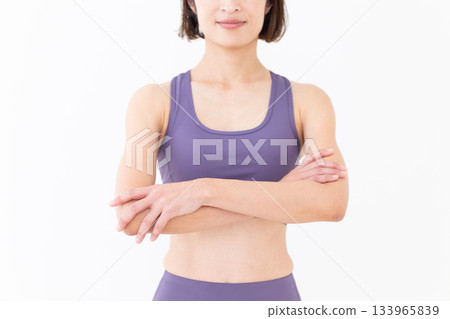 身穿瑜珈服的中年婦女 133965839