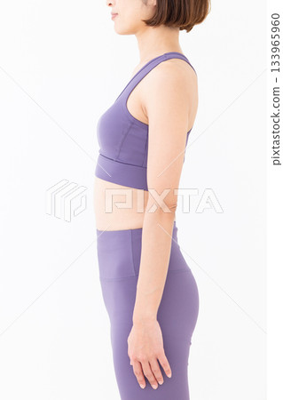 一位身著瑜珈服的中年女性的姿勢 133965960