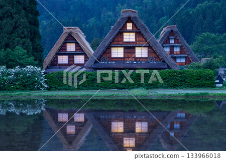 岐阜白川鄉合掌造房屋倒映在稻田中 133966018