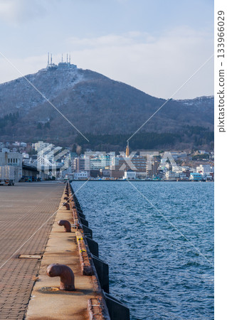 北海道函館市_從港口眺望函館山 133966029