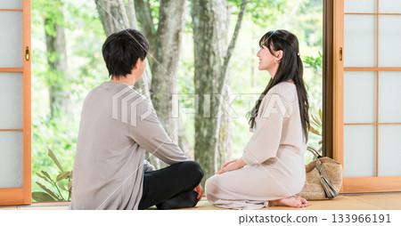 Couples traveling in Japan to stay in a Japanese-style room at a hot spring inn and enjoy the garden view, Ryokan Couples traveling in Japan to stay in a Japanese-style room at a hot spring inn and enjoy the garden view, Ryokan 133966191