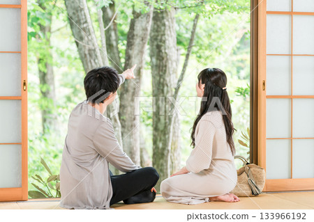 Couples traveling in Japan to stay in a Japanese-style room at a hot spring inn and enjoy the garden view, Ryokan Couples traveling in Japan to stay in a Japanese-style room at a hot spring inn and enjoy the garden view, Ryokan 133966192