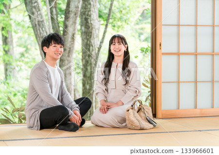 國內旅行時入住溫泉旅館和日式房間的情侶 133966601