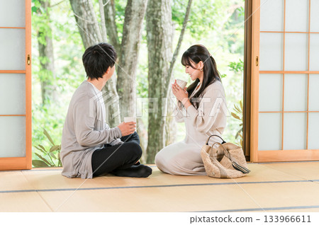 Couple drinking tea in a Japanese-style room at a hot spring inn on a domestic trip Couple drinking tea in a Japanese-style room at a hot spring inn on a domestic trip 133966611