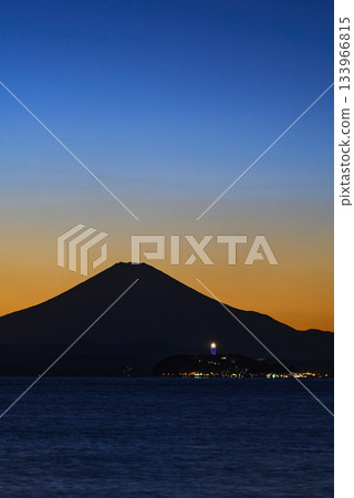 從神奈川縣逗子市逗子海灘眺望落日餘暉和湘南海。 從神奈川縣逗子市逗子海灘眺望落日餘暉和湘南海。 133966815