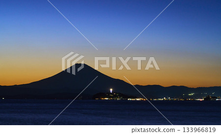 從神奈川縣逗子市逗子海灘眺望落日餘暉和湘南海。 133966819