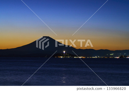 從神奈川縣逗子市逗子海灘眺望落日餘暉和湘南海。 從神奈川縣逗子市逗子海灘眺望落日餘暉和湘南海。 133966820