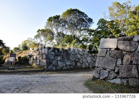 兵庫縣明石城(明石公園)的石牆和步道 兵庫縣明石城(明石公園)的石牆和步道 133967726