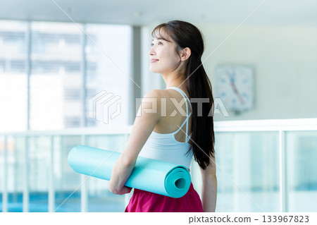 年輕女子在健身房訓練 133967823