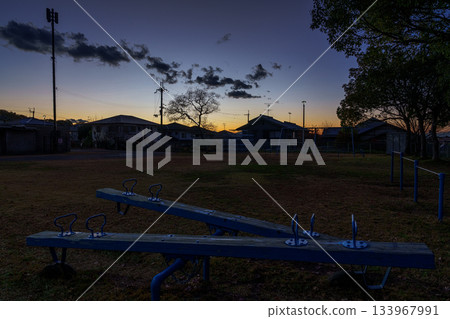 奈良市一座空曠的公園裡,夕陽的餘暉照亮了蹺蹺板。 奈良市一座空曠的公園裡,夕陽的餘暉照亮了蹺蹺板。 133967991