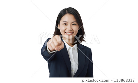 一位身穿西裝、笑容燦爛、緊握拳頭的日本女性 133968332