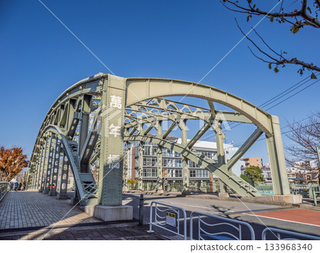 橫跨大野木川的橋樑名為「萬年橋」。 133968340