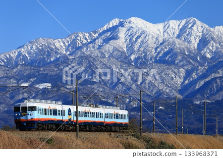 全長13000英尺的Story列車穿越於立山山脈和相之風富山鐵道之間。 133968371