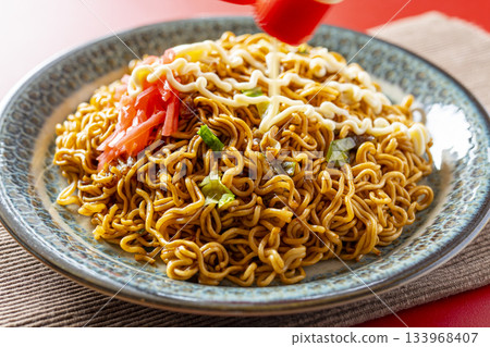 杯裝炒麵，盛於盤中 133968407