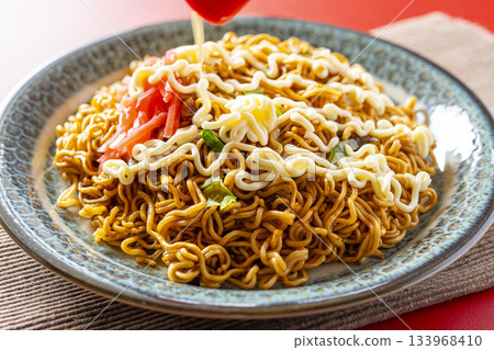 杯裝炒麵,盛於盤中 杯裝炒麵,盛於盤中 133968410