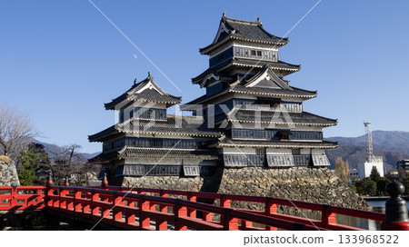 2025年11月29日，秋高氣爽的一天，松本城。 133968522