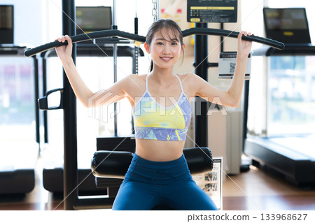 年輕女子在健身房訓練 年輕女子在健身房訓練 133968627