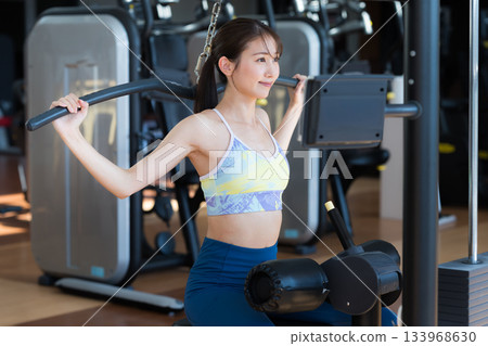 年輕女子在健身房訓練 133968630