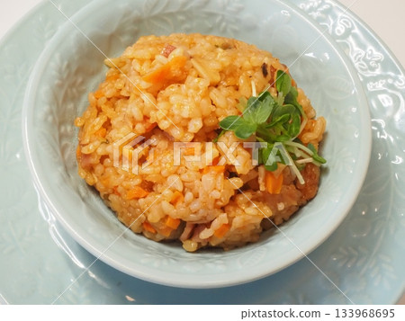 雞飯，妻子做的家常菜，在家吃的晚餐，幸福的家庭時光。 133968695